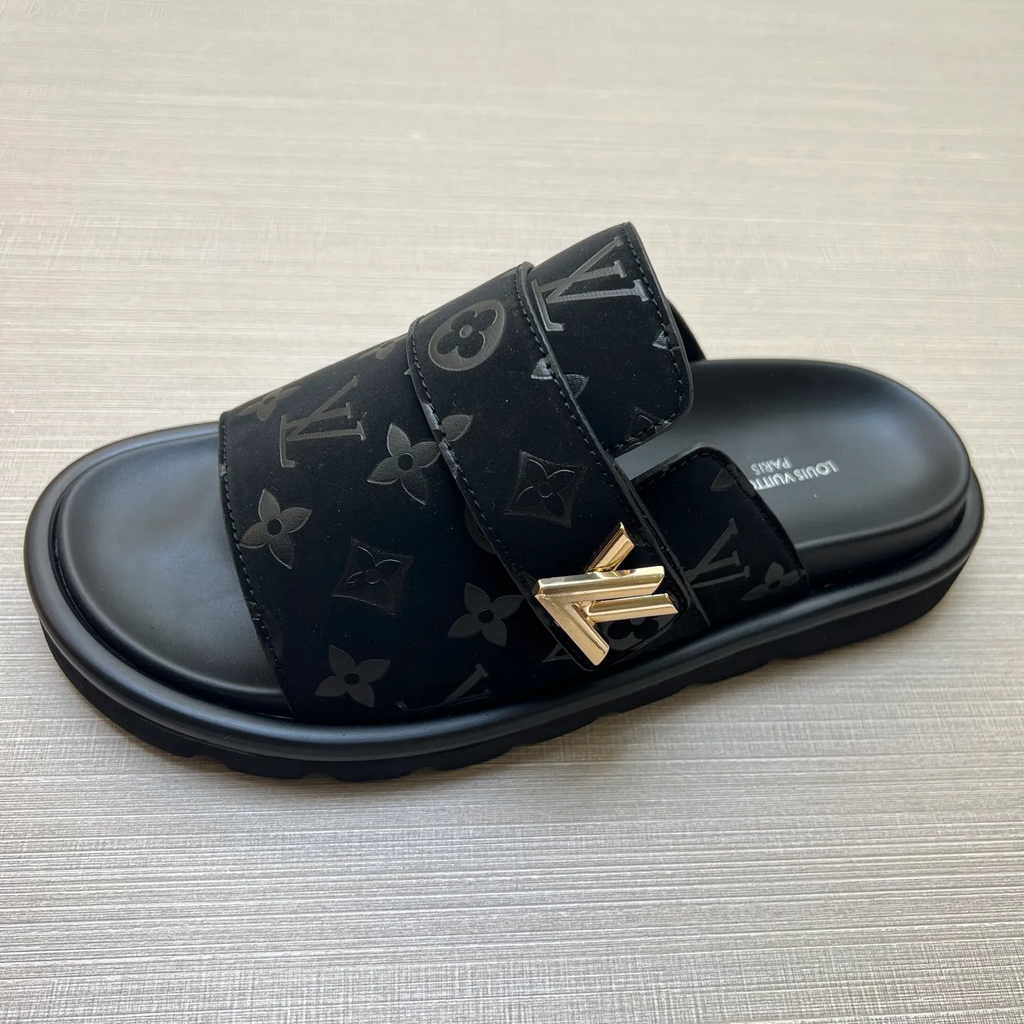 Factory price: 360💰【LOUIS VUITTON】Louis Vuitton, LV printing, men's and women's slippers are on the market, drawer box packaging with cloth bag, card, the upper pattern looks very soft and waxy, super versatile leg slimming artifact. Fabric: imported denim/canvas/old fabric, LV hardware LOGO, official website pattern printing, comfortable to wear, foot pads: high elastic men's shoes💰U water table. Sole: foam sole, heel height: about 5cm. Code number: 35-46, 35, 45, 46 are custom-made and non-returnable. Color: multiple colors and styles available.